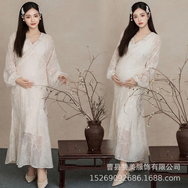 Maternity photo shoot clothing for photo studios: French retro and new Chinese-style dresses for atmospheric belly shots of expectant mothers at home Maternity photo shoot clothing for photo studios: French retro and new Chinese-style dresses for atmospheric belly shots of expectant mothers at home