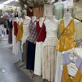 连衣裙;羽绒服;毛衣