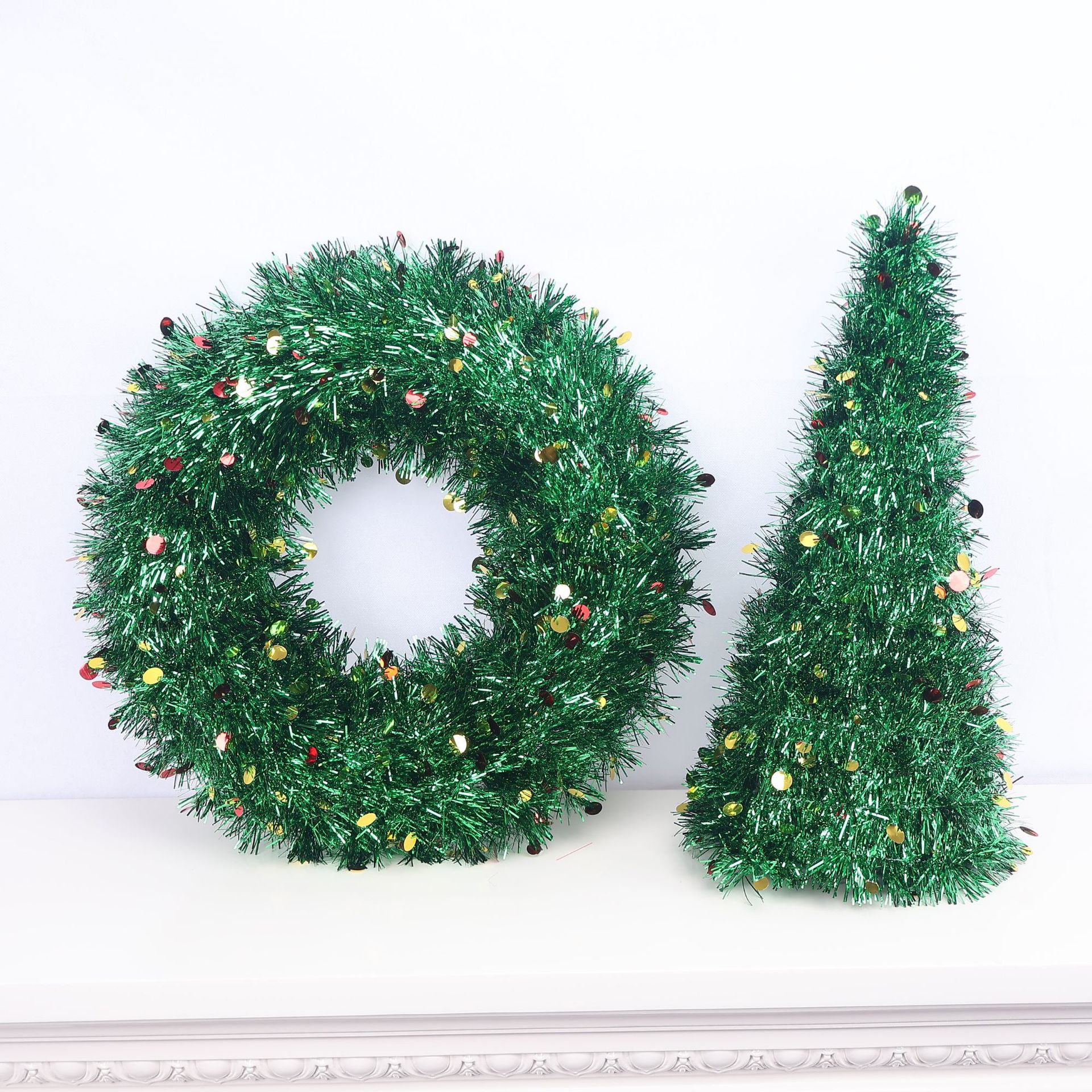 Torre de Navidad Decoración de árbol de Navidad Fruta roja Hoja verde Corona de Navidad Corona de borde blanco Escena de Navidad Decoración de tela