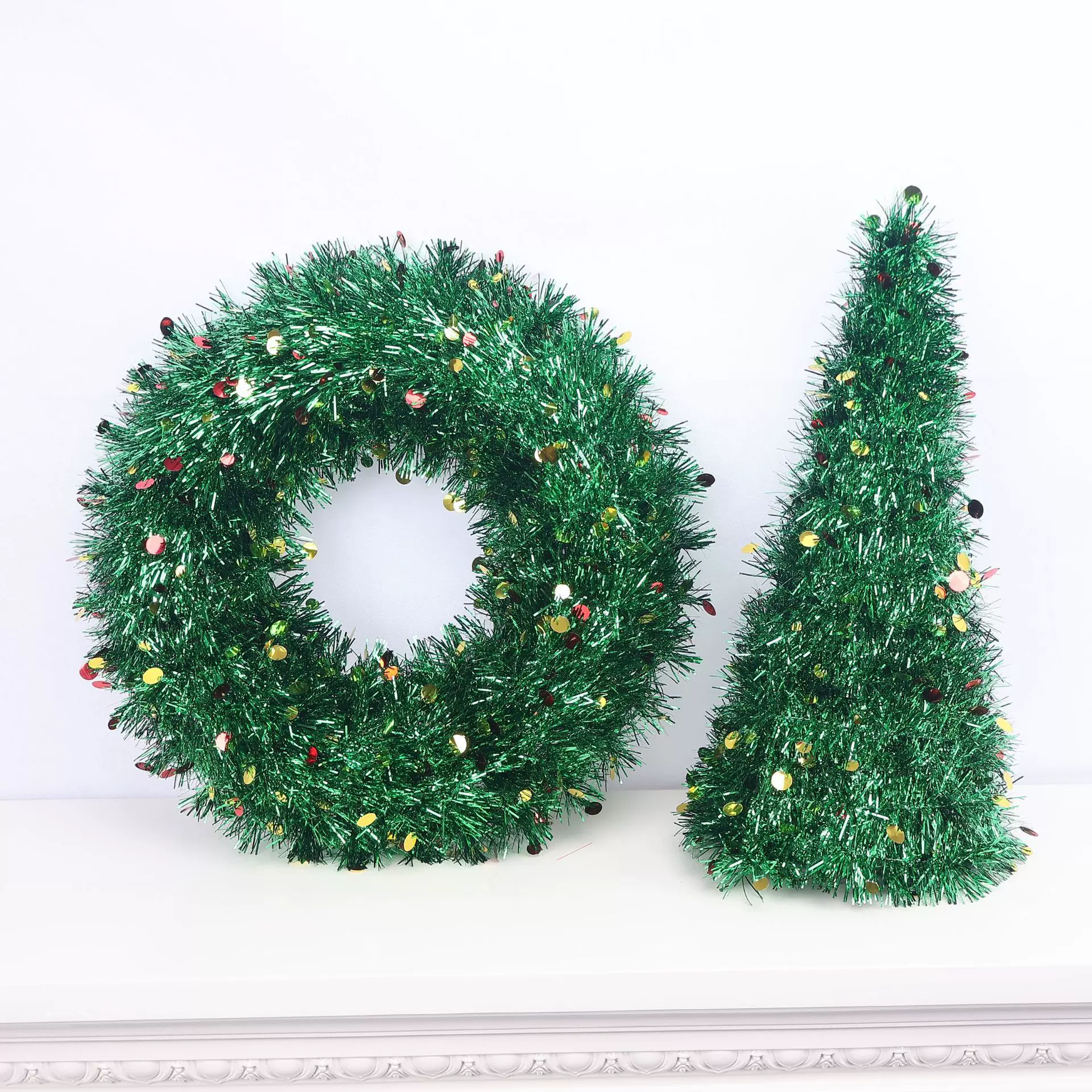 圣诞小塔圣诞树装饰红果绿叶圣诞花环白边花环圣诞节场景布装饰品