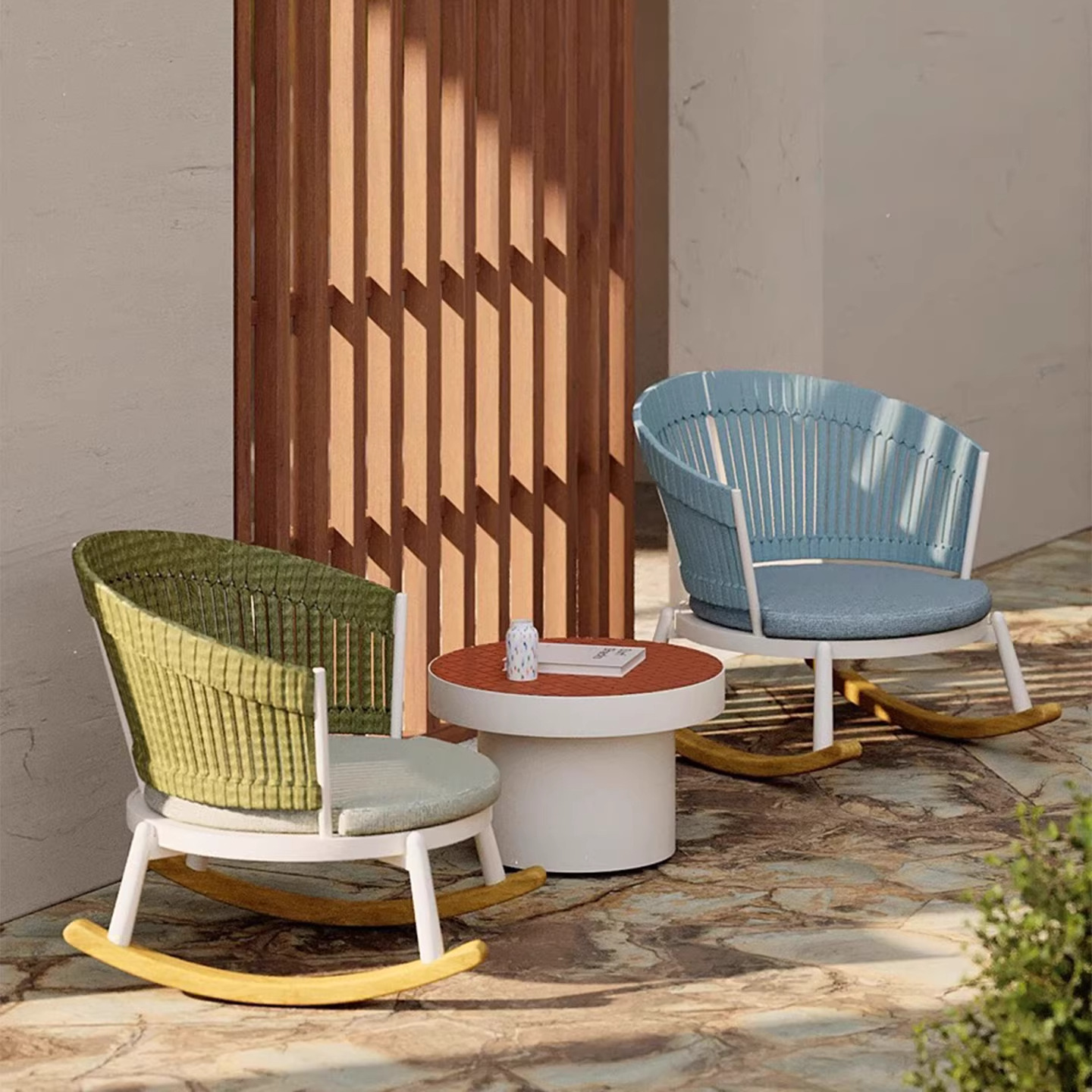 Silla de mecedora de caña balcón pequeño sofá al aire libre mesa de té combinación al aire libre tres piezas set perezoso patio muebles de jardín