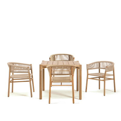 Una mesa y cuatro sillas (madera de cera blanca)