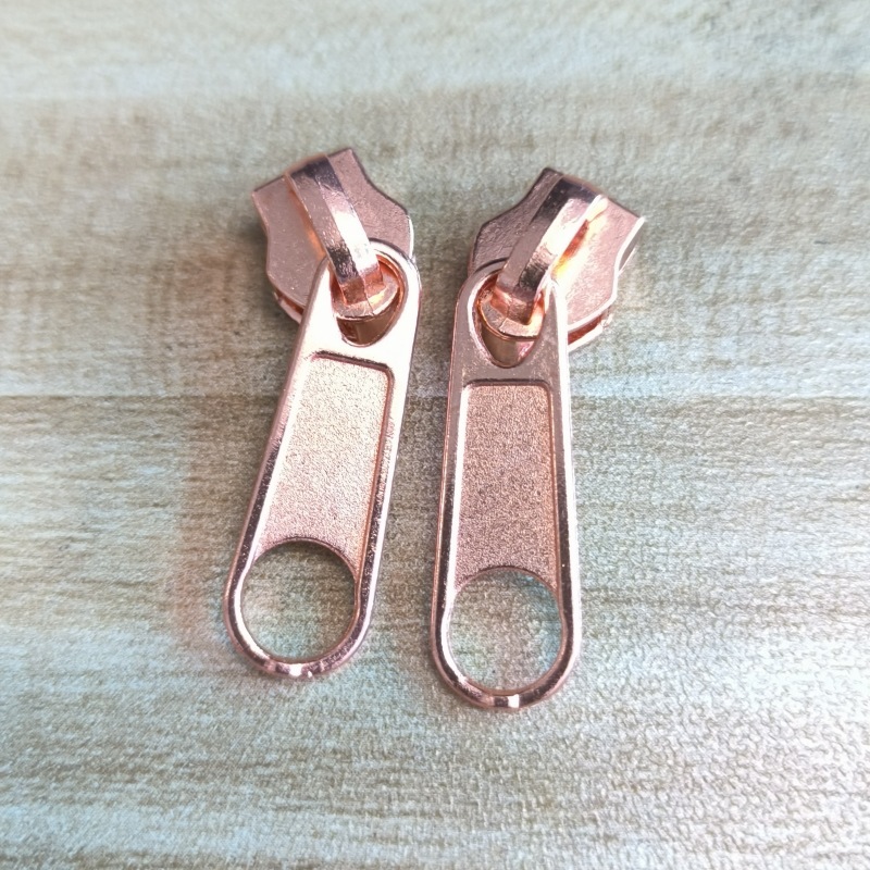 亜鉛合金ジッパープルアクセサリー、ハンドバッグや荷物用のマルチカラーのオプションのNo.5ナイロンカラージッパープル|undefined