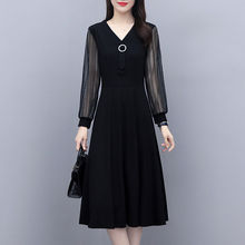 大码女装v领时尚气质长袖连衣裙2023春季新款遮肉显瘦黑色打底裙