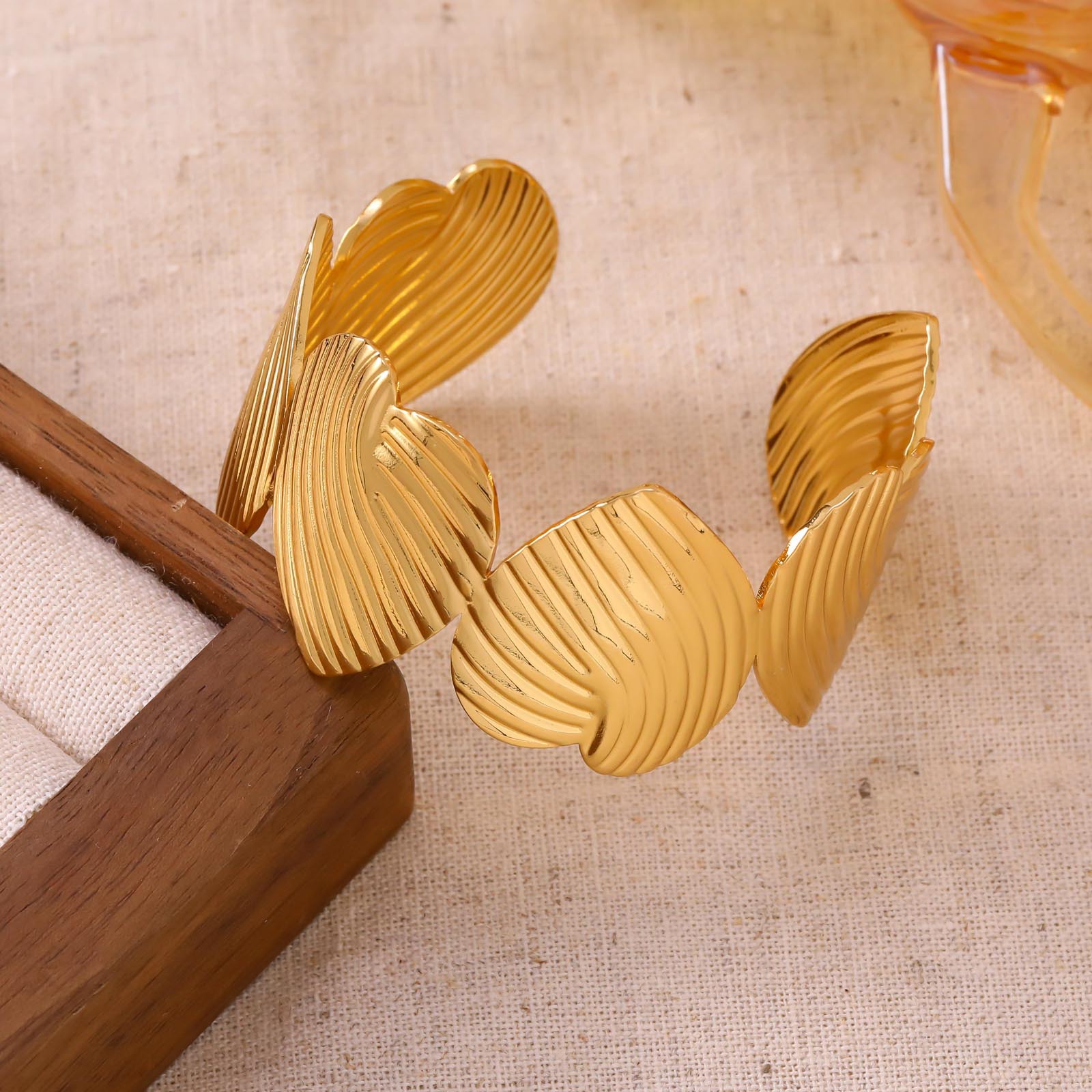 Gold love texture bracelet