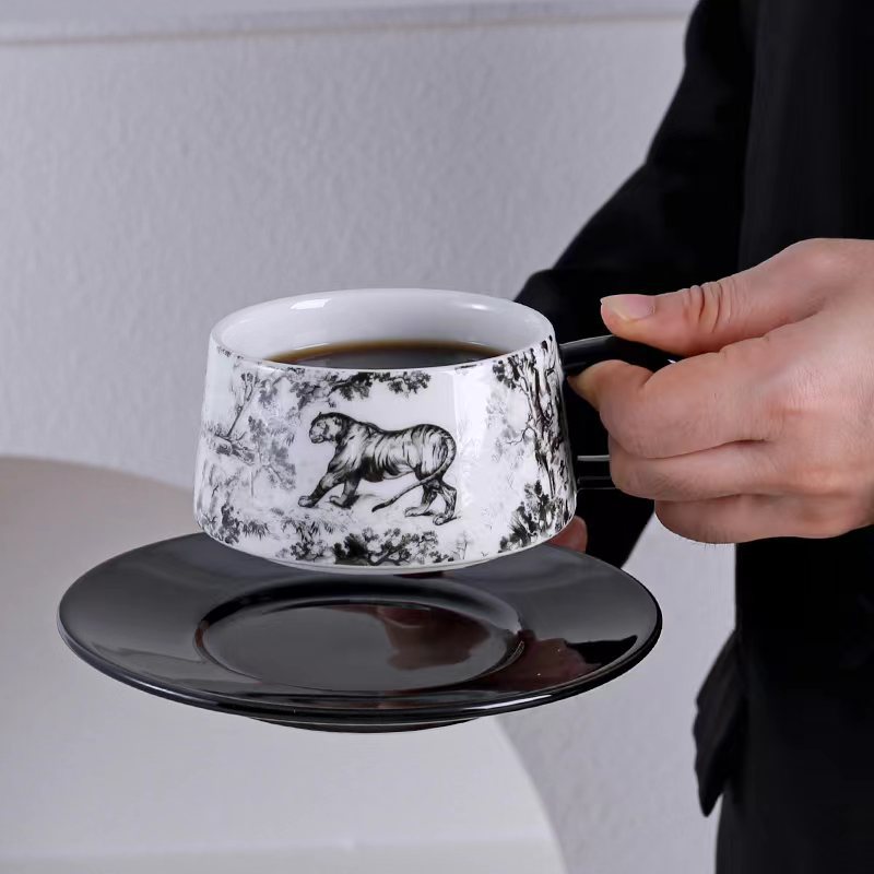 Tazas y platillos retro franceses de alto valor de la cara tigre y dragón con tazas de café con tazas de cerámica negra exquisita taza de menú de la tarde
