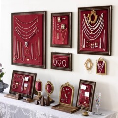 ジュエリーのネックレスのイヤリングの展示棚のワインの赤いフランネルのフォトフレームのジュエリーの指輪の棚の上の壁のアクセサリーの店は屋台を並べて陳列します。