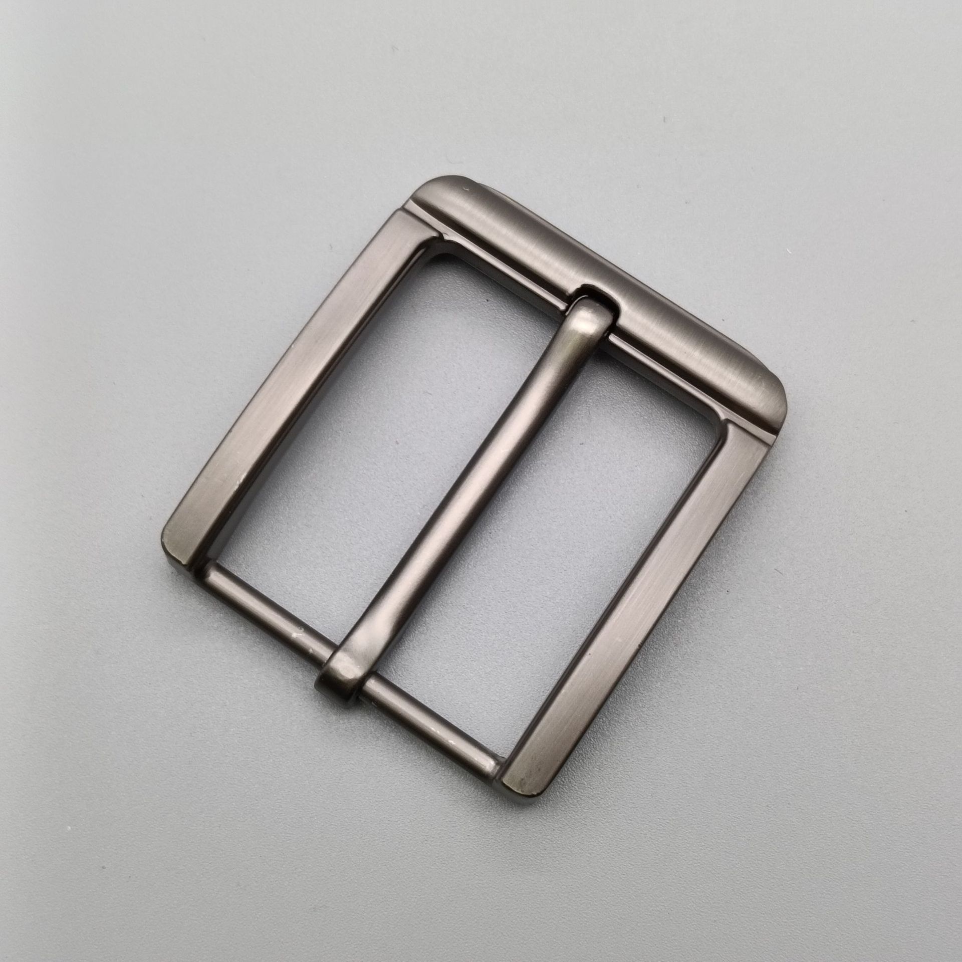 Comercio exterior al por mayor cinturón de aleación para hombres de alta gama hebilla 4.0 cinturón hebilla tipo aguja pistola de cuero dibujo negro