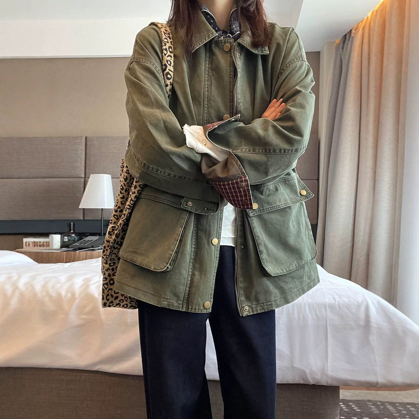 New autumn/winter loose-fitting jacket, plus size (300 lbs) for plus-size women, retro distressed patchwork collar denim jacket.