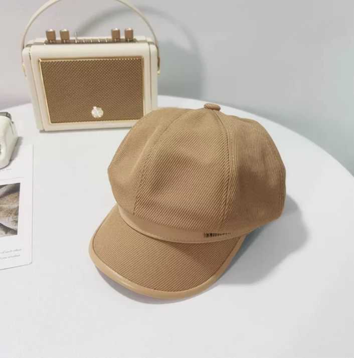 韓国の百合ベレー帽の女性は秋冬に顔を見せます。