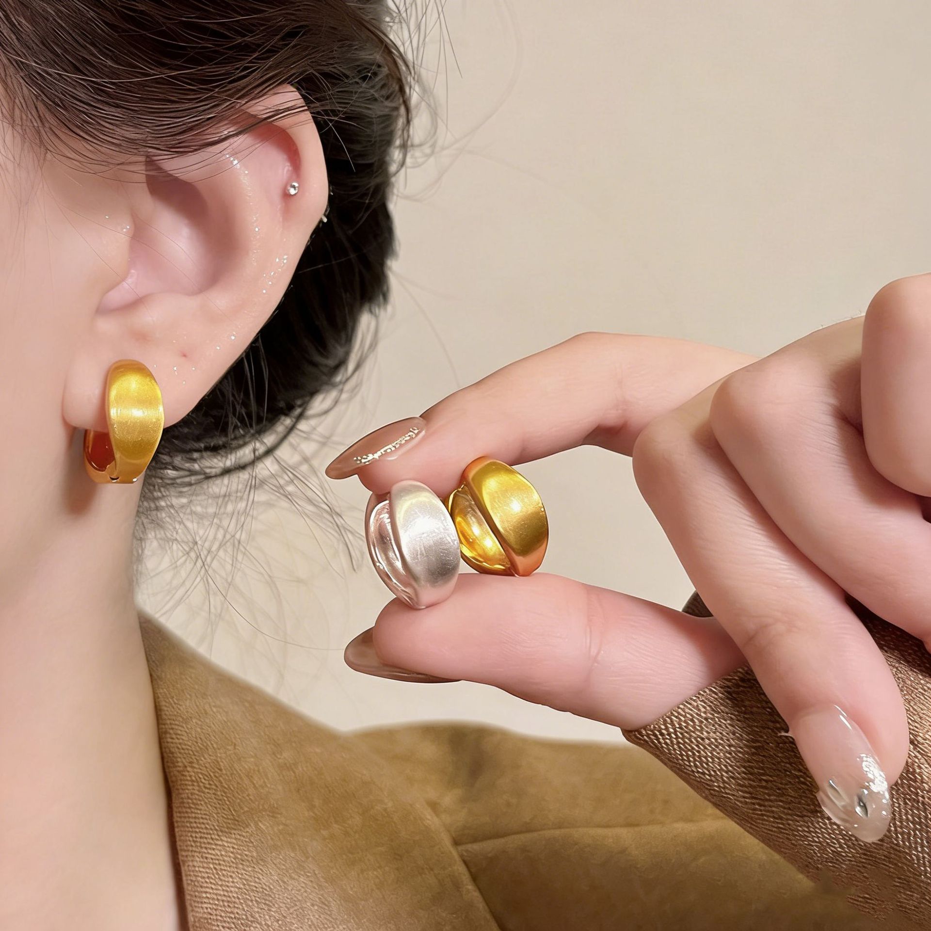 Minimalistic matte retro universal elegant earrings, high-quality style, simple and elegant design