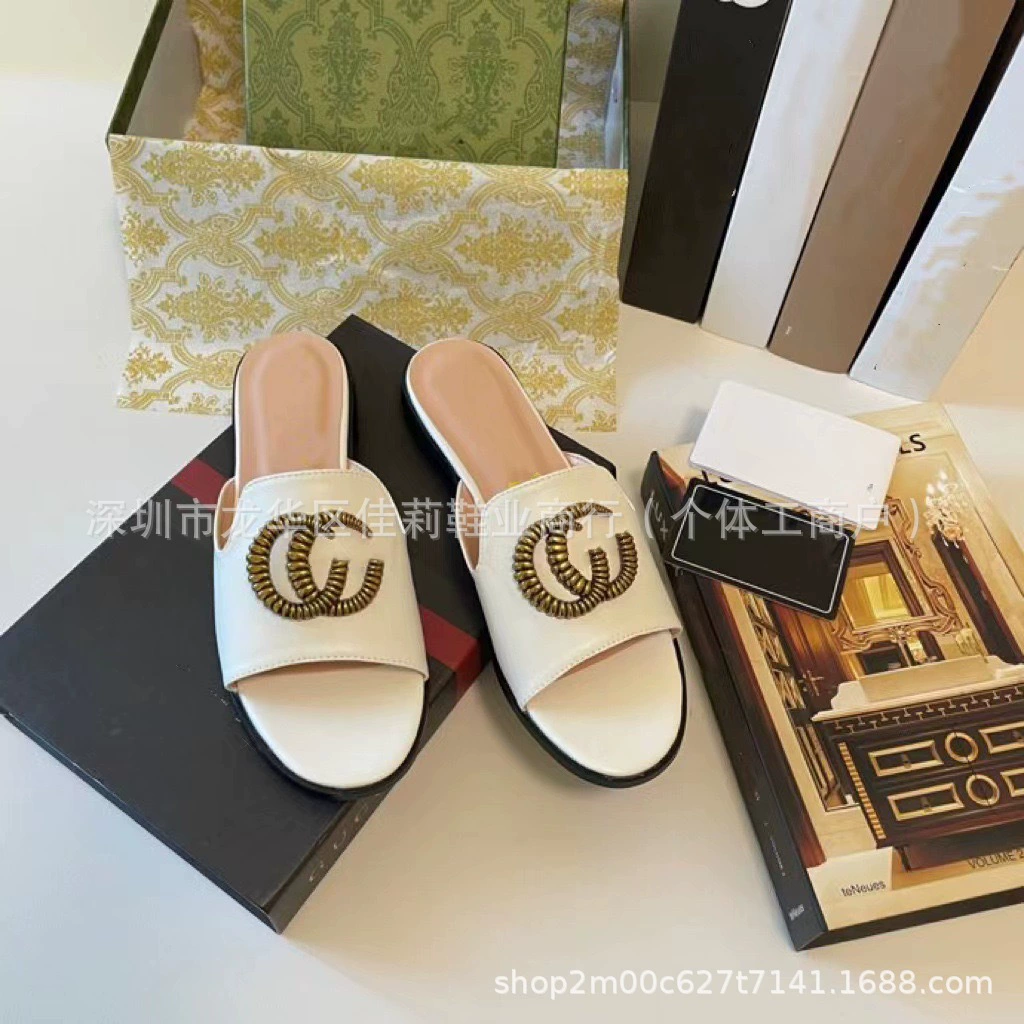 G Home 2025 новая летняя круглая голова темпераментная мода слово с металлическим конским титулом повседневные холодные тапочки легкая роскошная женщина