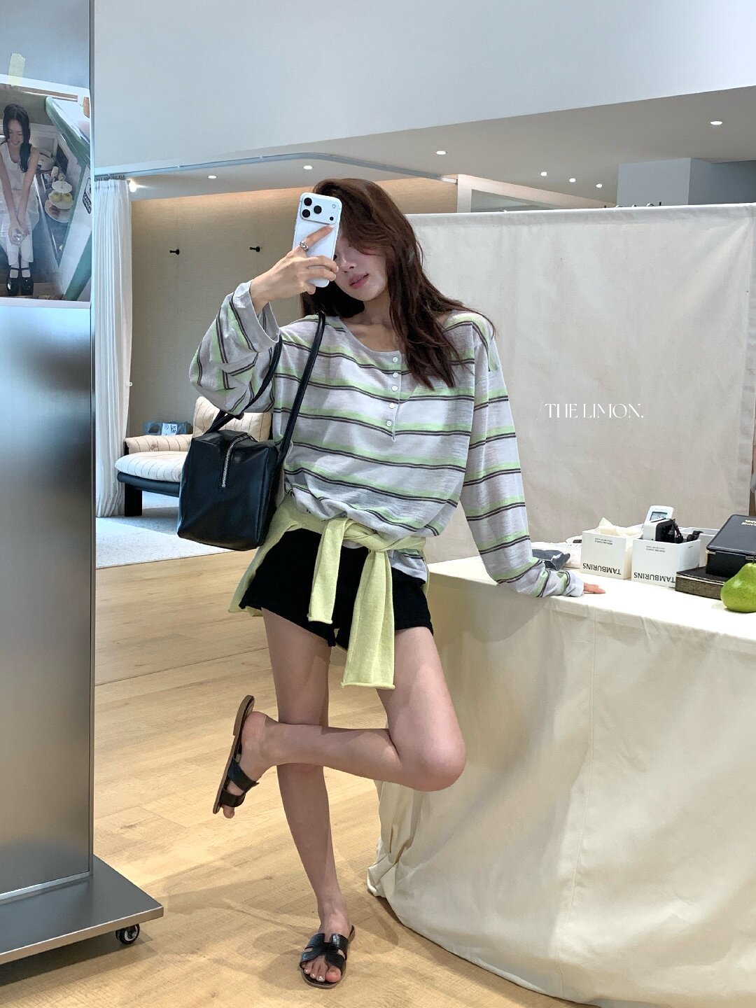 Áo thun nữ tay dài sọc kẻ phong cách Hàn Quốc form rộng — Sọc trắng nền kem, Sọc xám nhạt chi tiết 30