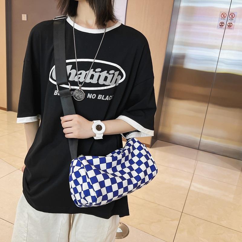 2022新款港风ins棋盘格斜挎包男女时尚单肩包学生百搭枕头小包包