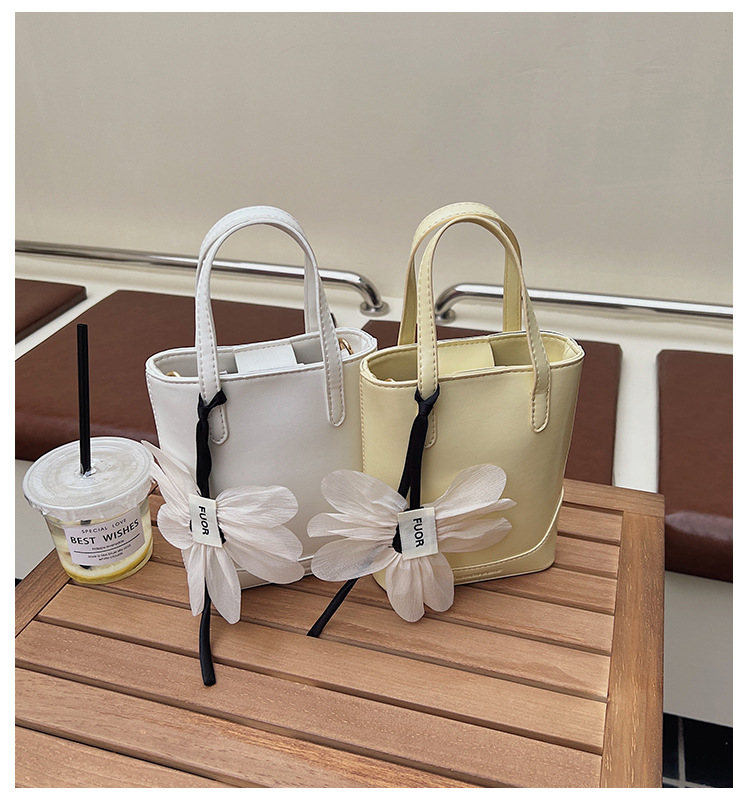 Fashionable and high-quality hand-held small bag for women, 2025 new summer Instagram versatile phone bag, Korean style trendy crossbody bag full figure