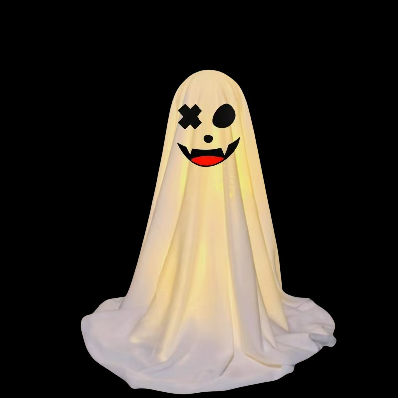 国境を越えたハロウィーンの幽霊テーブルがかわいいテーブルを並べて人形を飾るプラスチックの雰囲気テーブルが店のバーに飾られている|undefined