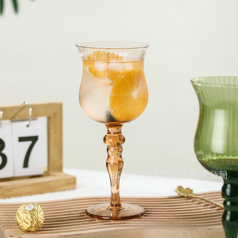 Vintage medio antiguo cubilete serie retro color primario patrón vertical verde vino tinto copa de vino azul