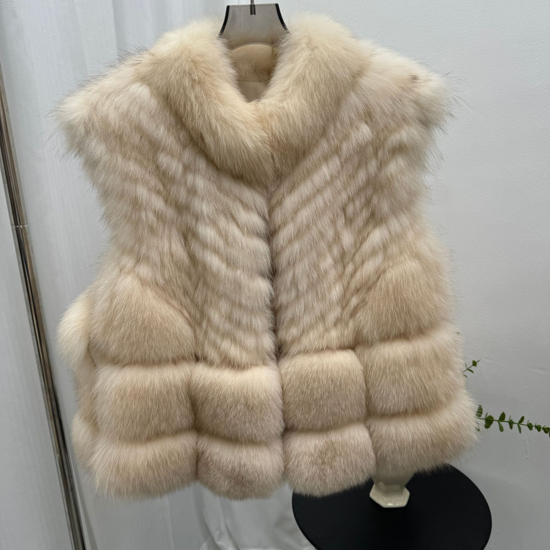 Contact customer service to purchase 2026 new fox fur vests, slimming and stylish wholesale.