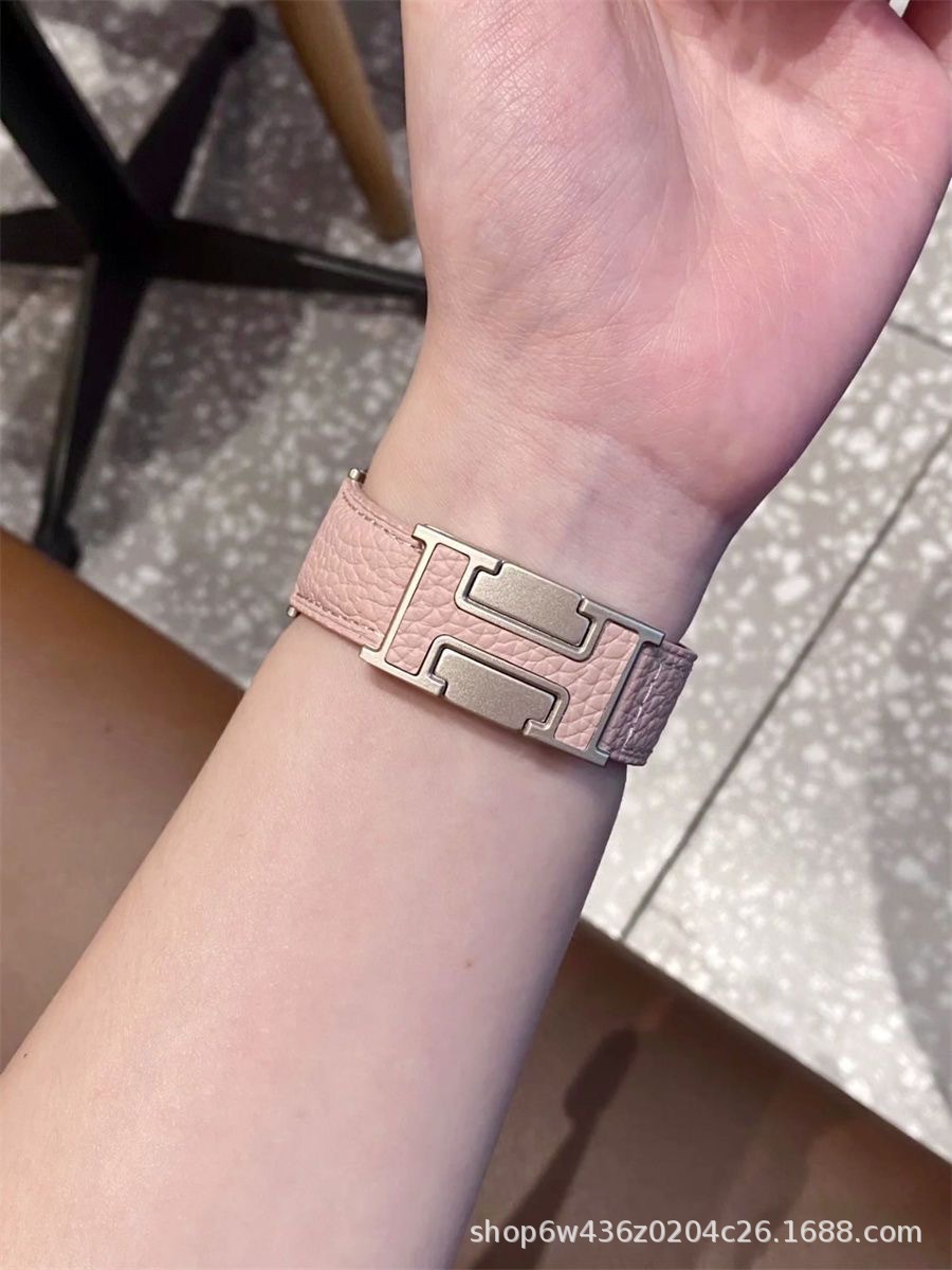 Cross-border Instagram compatible Apple Watch, Apple IWATC, litchi texture silicone leather strap S9 Comfort Ultra Application Scenario
