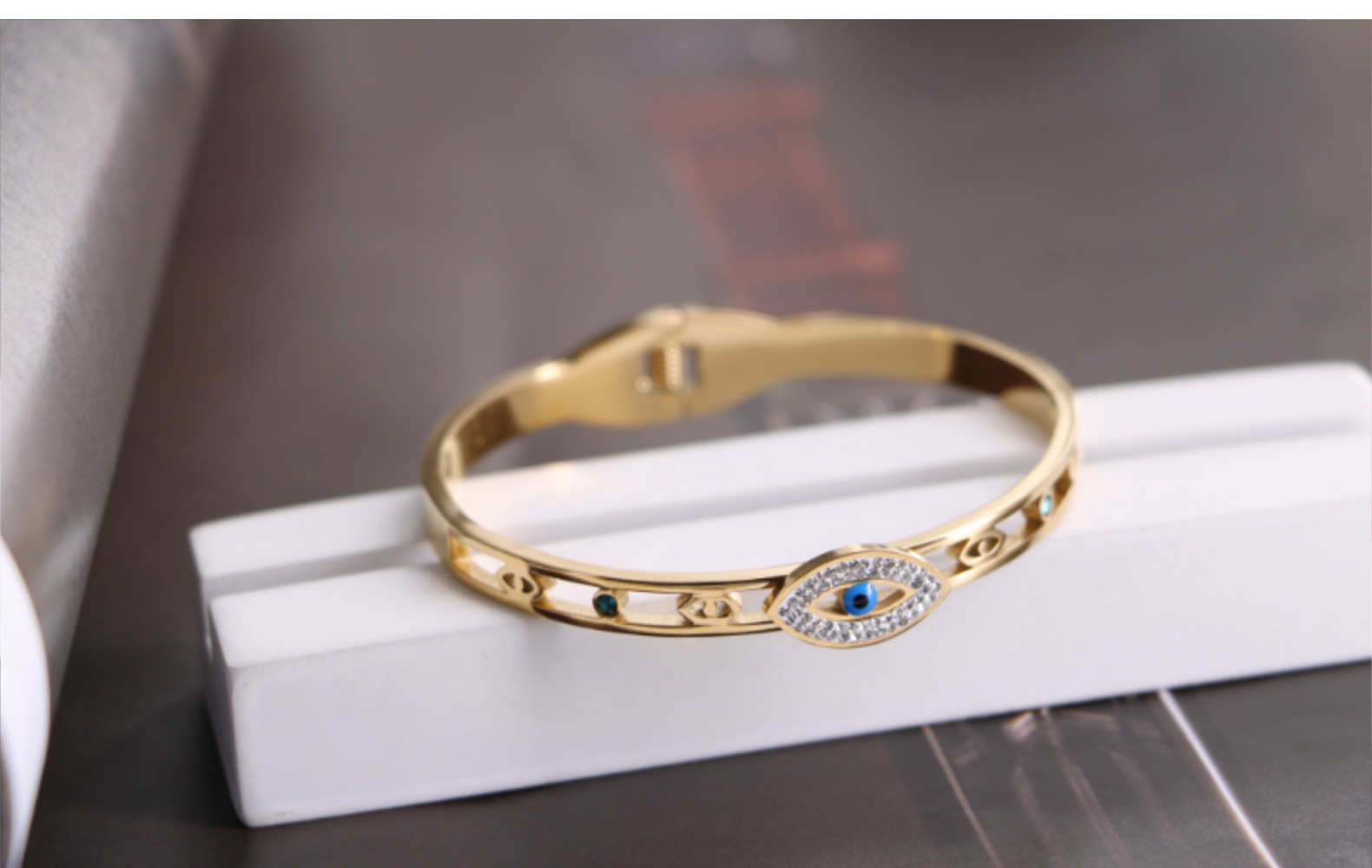 Retro Classic Style Devil's Eye Titanium Steel Plating Inlay Zircon Bangle display picture 1