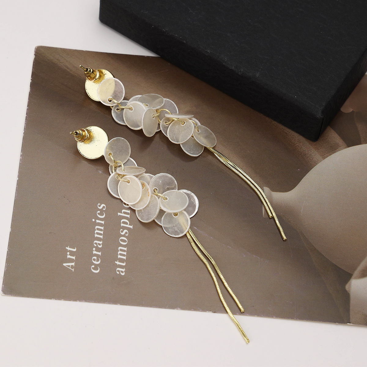 Pendientes de sentido avanzado de temperamento elegante europeo y americano Pendientes de borla geométrica súper inmortal Pendientes largos de todo fósforo de moda mujer