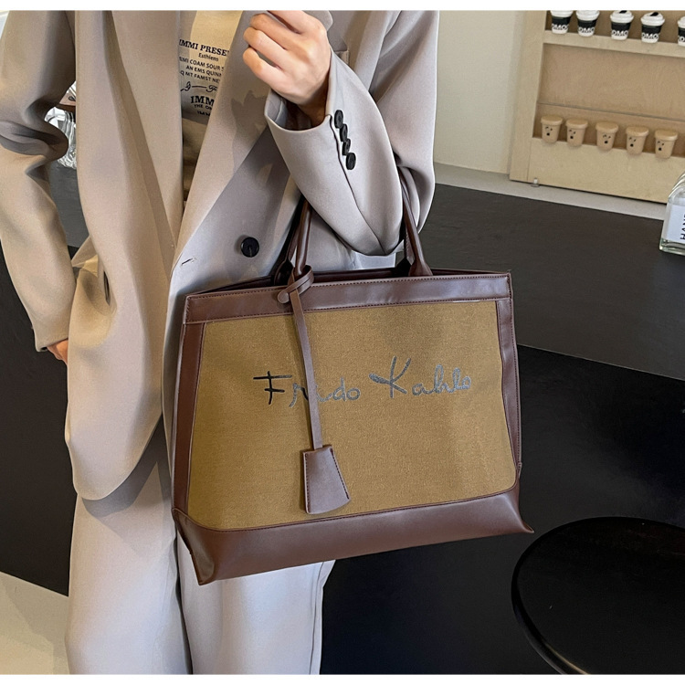 Bolso portátil retro de alta gama de gran capacidad para mujer 2024 nuevo estilo de moda lona contraste color viajero bolso de un solo hombro