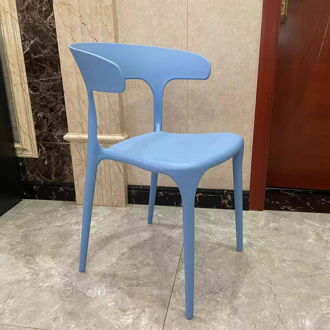 Sillas de plástico sillas de comedor de lujo sillas de mesa de estudio Macaron nuevo silla de corno silla de plástico para adultos