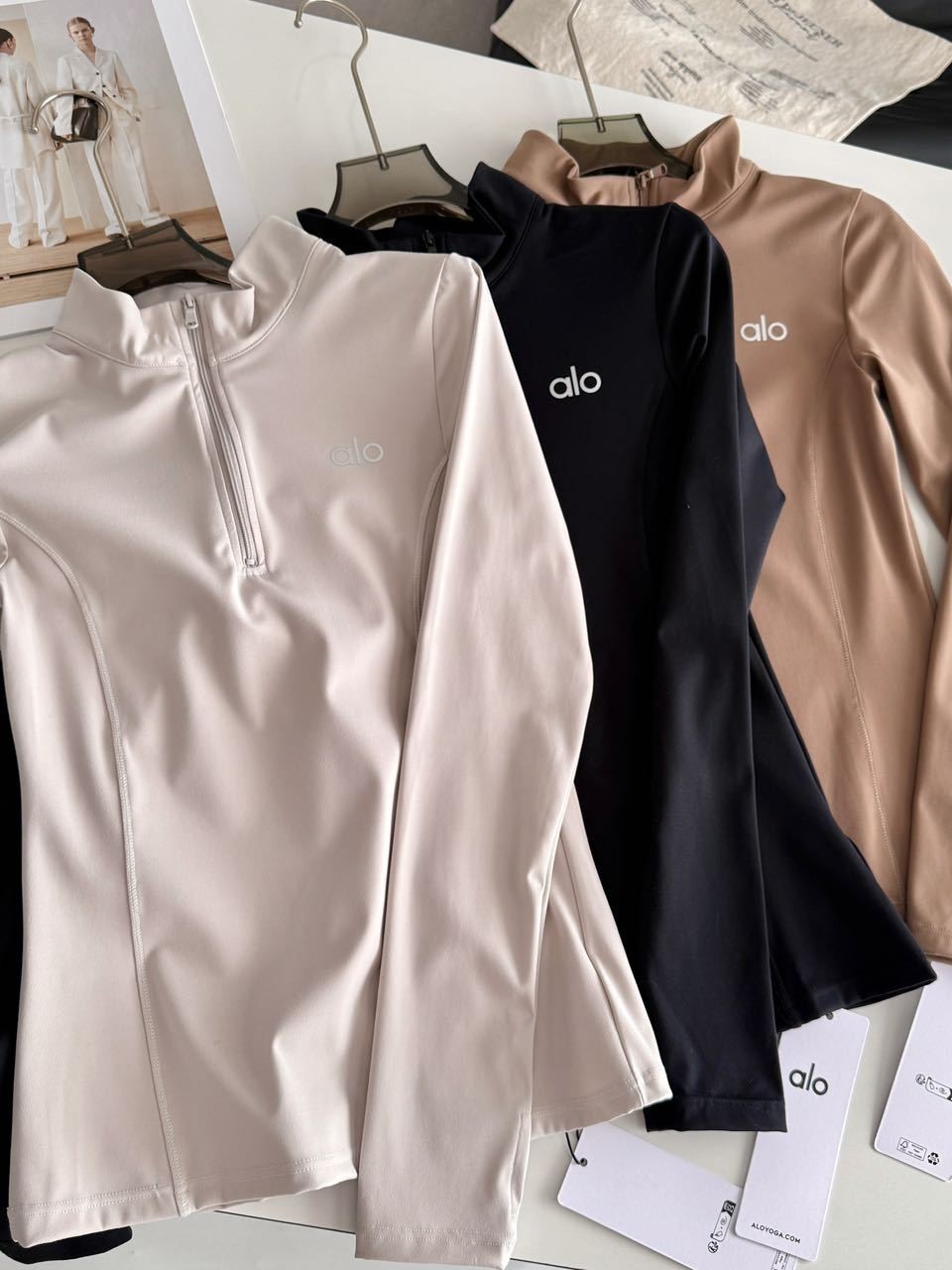 Top de Yoga Ajustado de Manga Larga con Logo Reflectante para Mujer | Secado Rápido