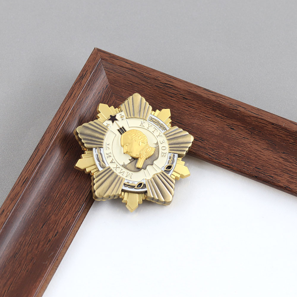 Replica of the Soviet Kutuzov Medal, Two-Color Electroplating Process, Vintage Enamel Commemorative Badge Collection Pin