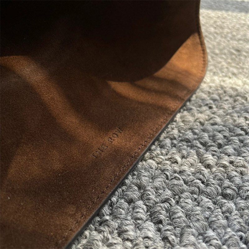 Pojemna torba na ramię The Row z prawdziwej skóry bydlęcej z zamszową warstwą wierzchnią. Margaux 15 Dong Jie to ta sama torebka na jedno ramię_voghion.com