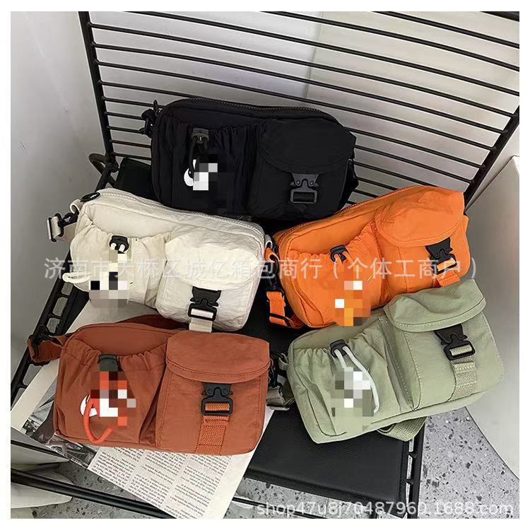 户外运动机车斜挎包时尚耐尅单肩包女士上班通勤百搭包手机小方包