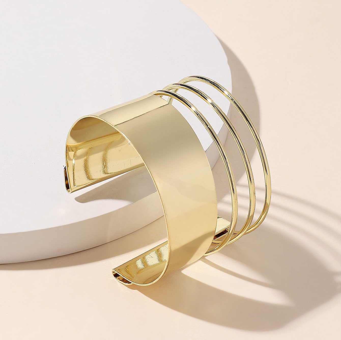 Joyería transfronteriza moda popular europea y americana brillante simple metal amplia superficie hueco pulsera de alta calidad fábrica al por mayor