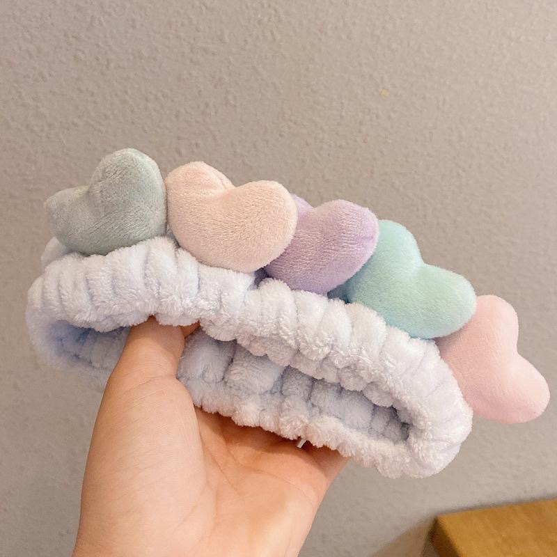 顔を洗って髪を洗って新型の少女の韓国の化粧をつけてマスクの専用のカチューシャをつけます。