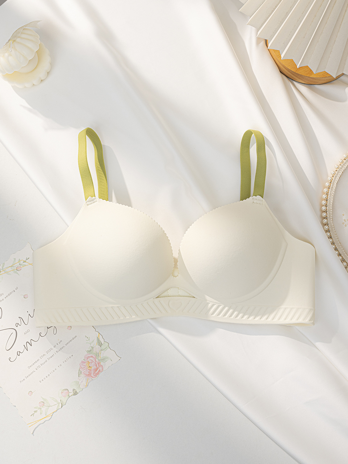 Venta directa de fábrica comercio electrónico transfronterizo Sudeste de Asia Vietnam Tailandia damas pecho pequeño simple sujetador ligero cómodo