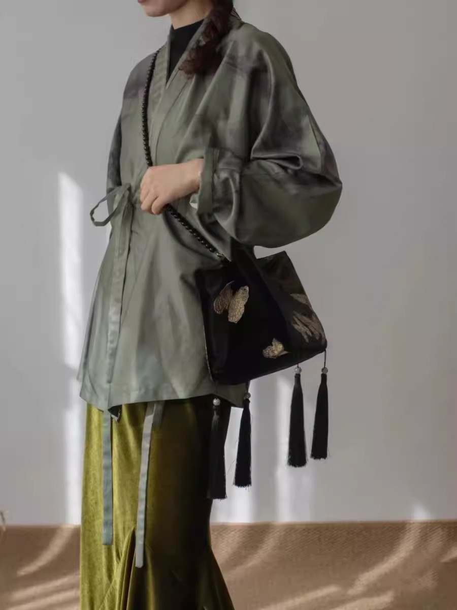Gold Plated Butterfly Embroidery Tassel Shoulder Bag For Women_voghion.com