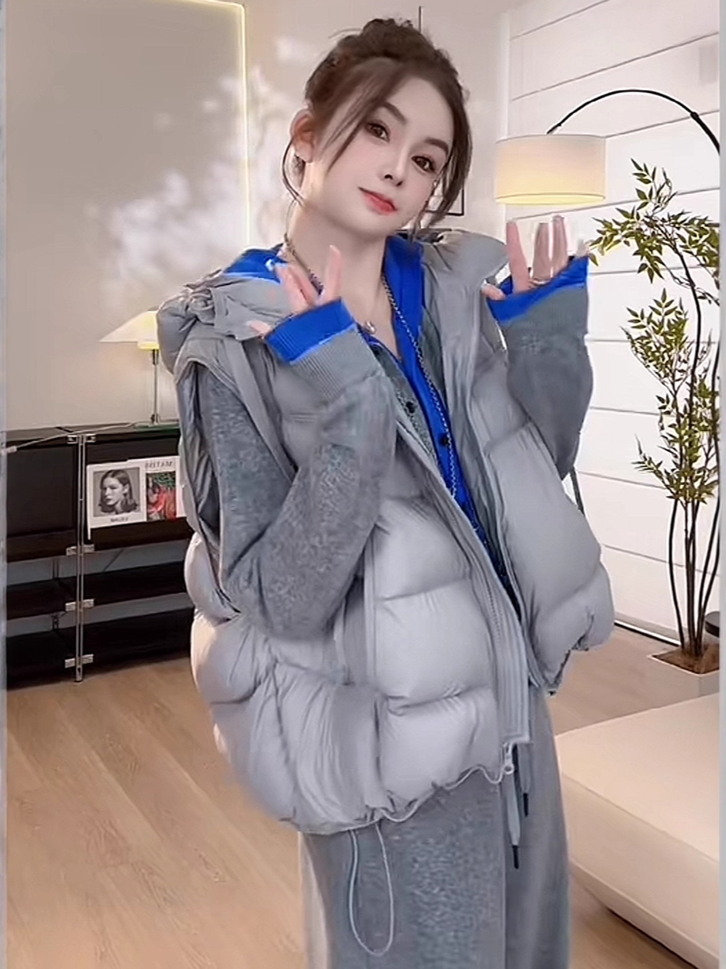 Explosión encapuchada alta sensación de chaleco de pluma blanca para mujeres 2025 otoño y invierno popular chaqueta corta sin mangas