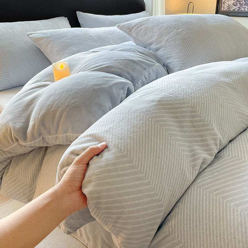 Otoño y invierno de leche de lana de cuatro piezas conjunto 2025 nuevo doble cara sábanas de lana de coral cubierta de cama de tres piezas grueso conjunto