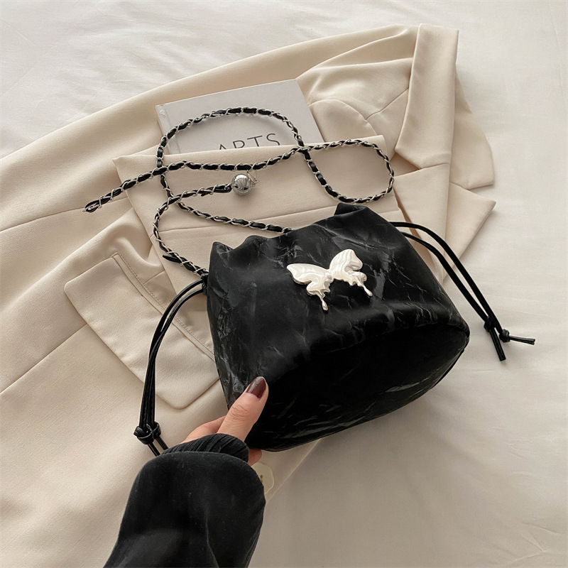 2024 nuevo estilo de moda coreano de este año popular bolso de cadena nicho de diseño de mariposa bolso de cubo
