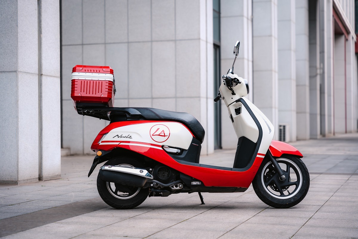 Suitable for Honda motorcycle tail box, retro trunk, scooter cargo box, helmet box, modification accessories, color box