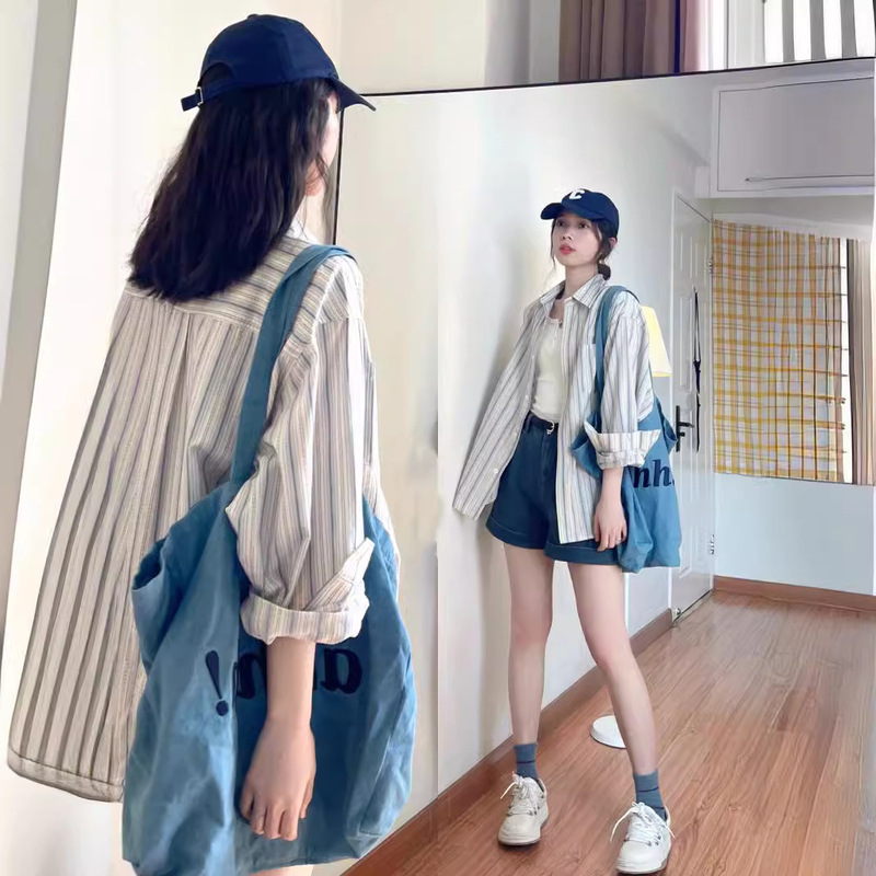 春の服の中にシャツを重ねて着ています。女性の夏の日焼け止めシャツのコートのデザイン感があります。|undefined