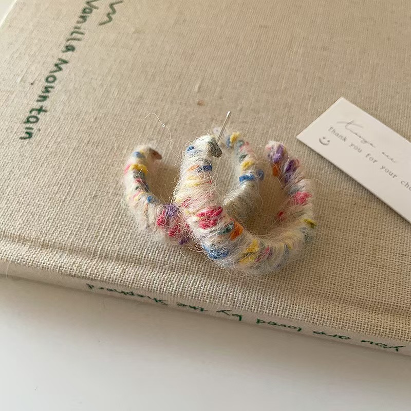 Arco iris lana otoño y invierno envuelto lindos aretes de peluche aretes de diseño 2024 nuevo color aretes temperamento image 4