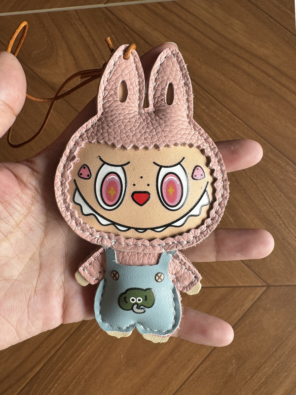 手作りのクリエイティブな本革製品、龍翔革模様の布ペンダント、ギフト漫画ペンダント、かわいい装飾、ZHでカスタマイズ可能|undefined