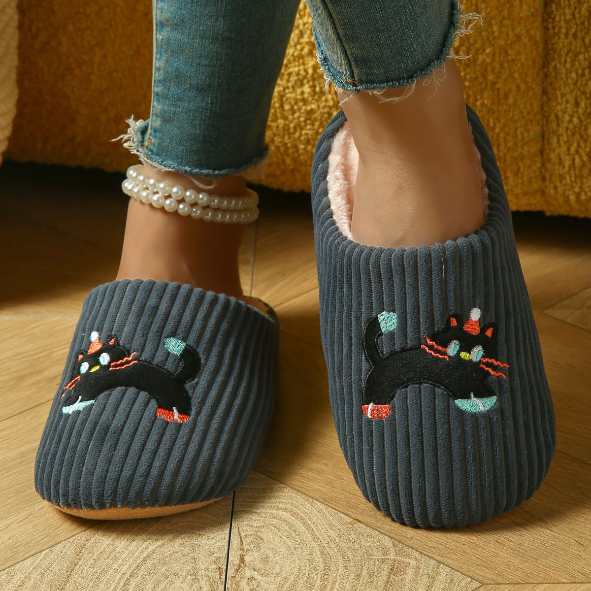 Zapatillas de algodón domésticas interiores de dibujos animados engrosados en otoño y invierno calentamiento casero casero zapatos de algodón de lana mujer