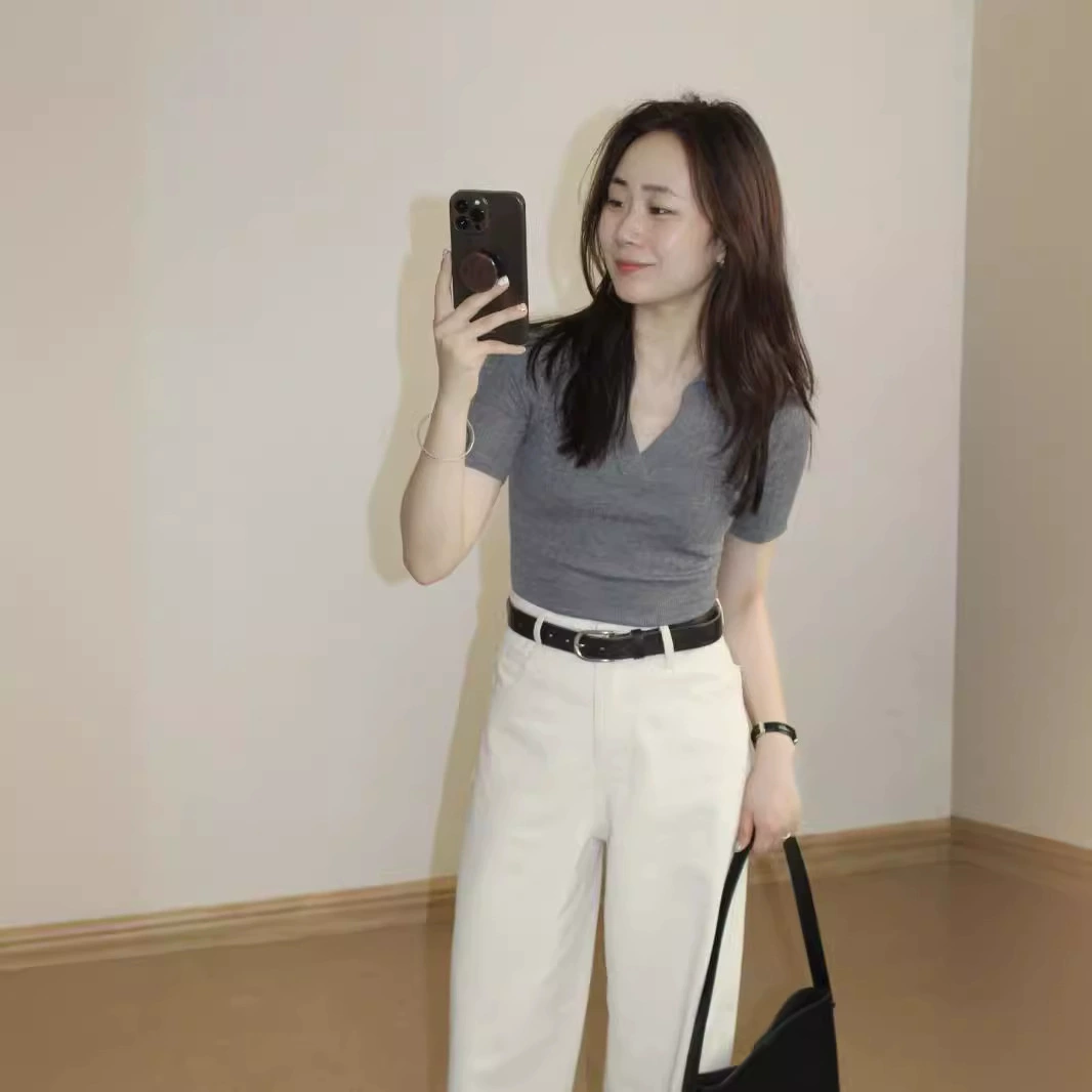 Женская трикотажная футболка с воротником-поло во французском стиле, лето 2025, черная приталенная футболка с V-образным вырезом и коротким рукавом, тонкий топ из ледяного шелка.