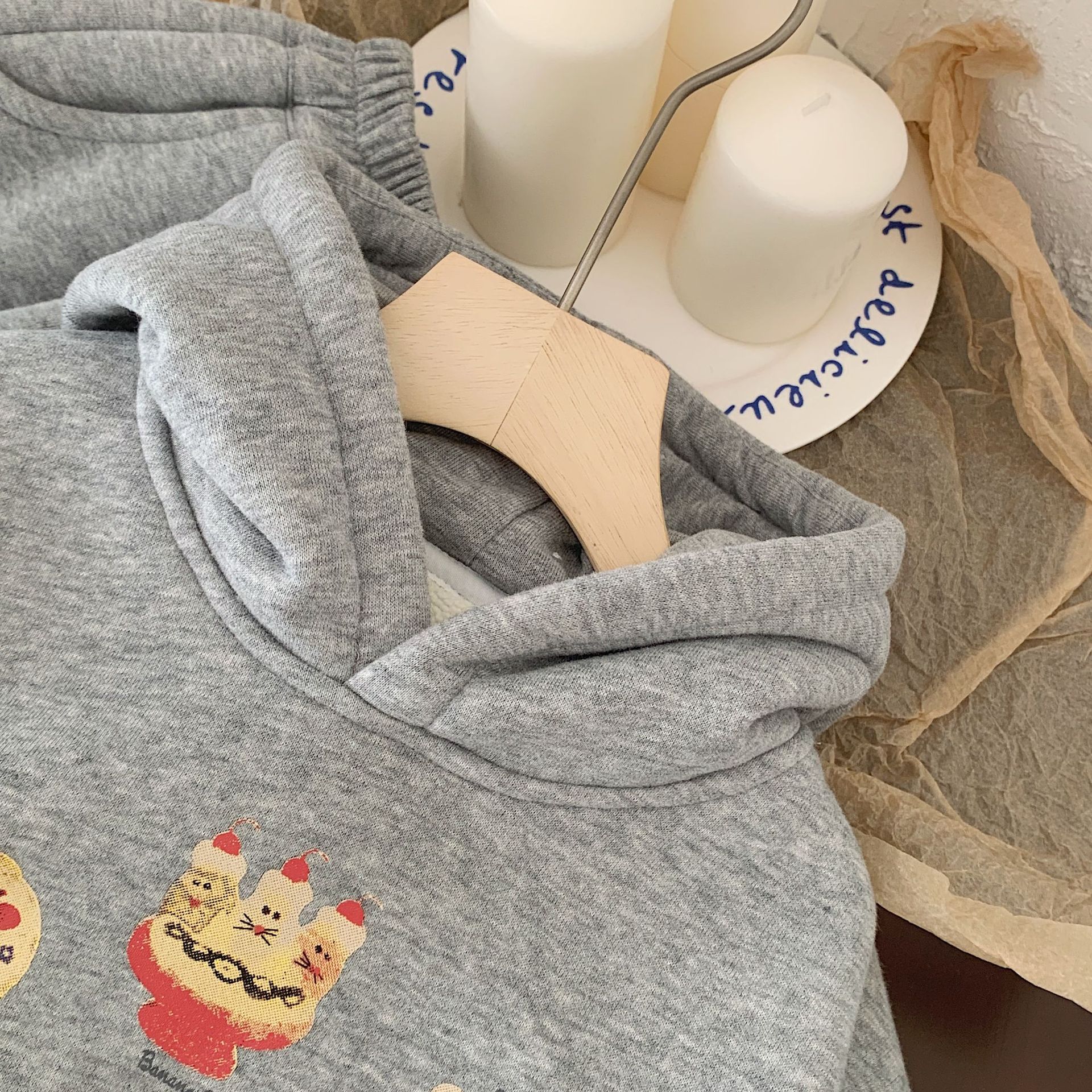 Kinder 2023 Bangcheng Winter Edition Koreanische Jungen-Mädchen-Pizza-Kapuzen- und Samtpullover-Zweiteiler_voghion.com