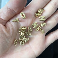 新しいステンレスの泡の26英語のアルファベットのビーズの穴のビーズの小さい大衆の英語のアルファベットのペンダントのアクセサリーの卸売り