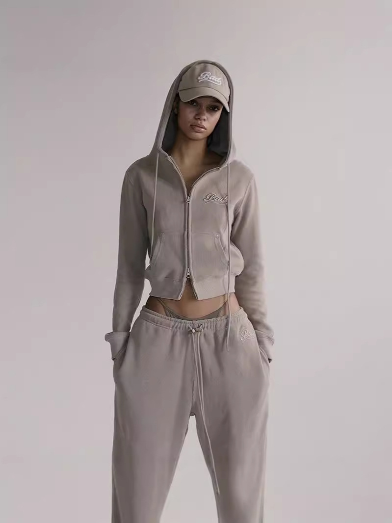 Creamy short sweatshirt with zipper for leisure