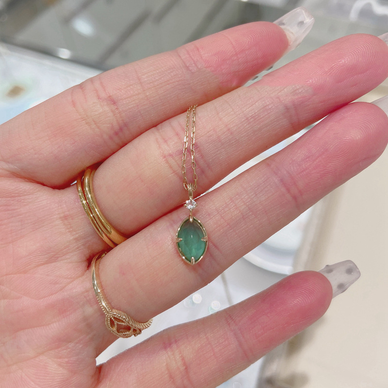 Collier de perles de luxe avec fermoir magnétique pour femme. Hypoallergénique, ce ras-de-cou fin et délicat est conçu pour un confort et une confiance absolus. La perle la plus tendance en Europe en 2026._voghion.com
