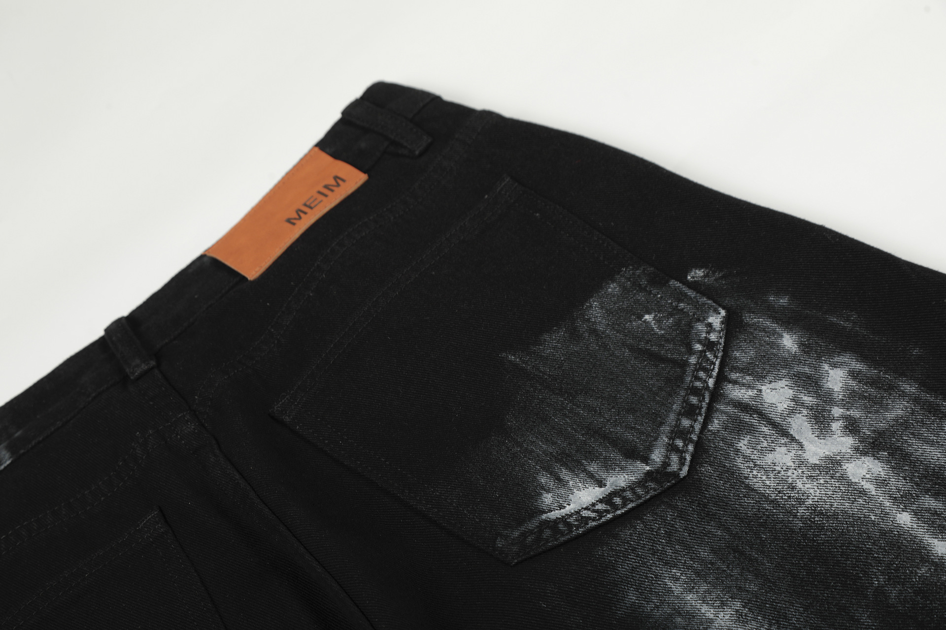 Jean en denim noir délavé, coupe ample, jambe droite, style vintage, effet peinture éclaboussée, pour homme et femme._voghion.com