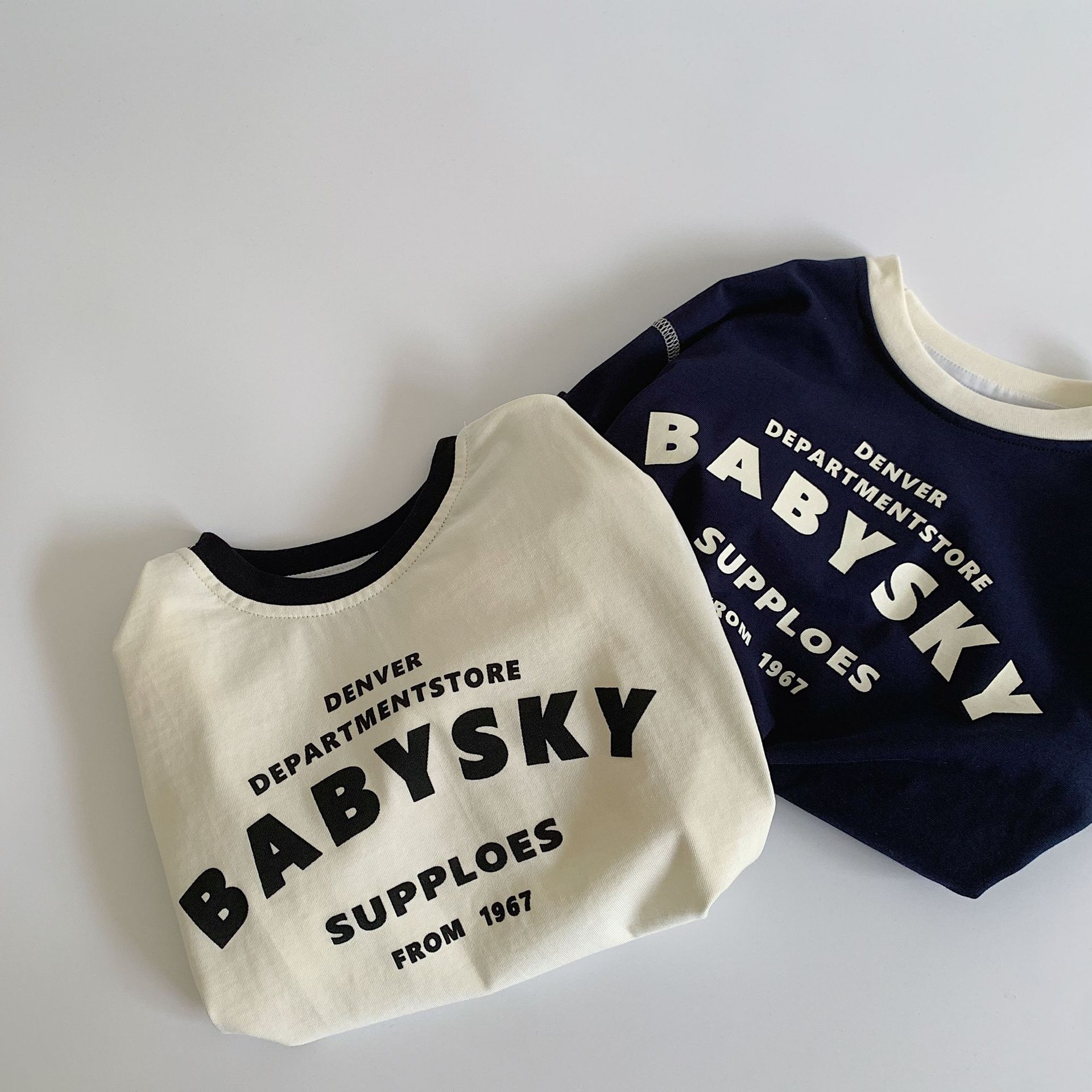 Camiseta infantil Mai Bao2025 primavera letras camiseta de base para niños niños de manga larga coreana chaqueta casual para niñas